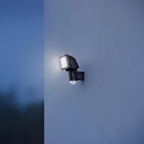 LED spotlight LS 150 S with motion detector Anwendung 1