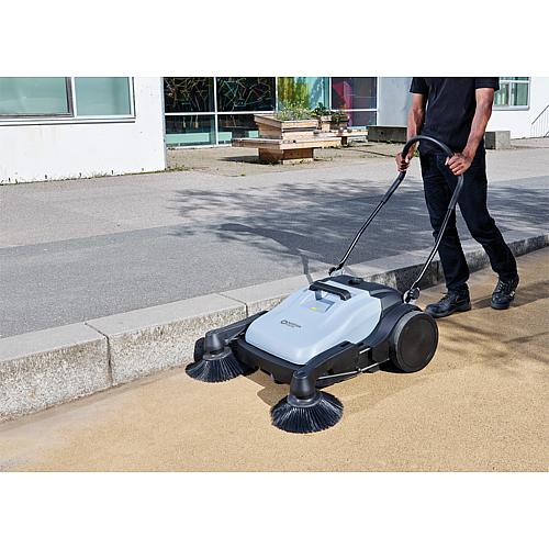NILFISK SW 250 manual sweeper with 38-litre debris container Standard 3