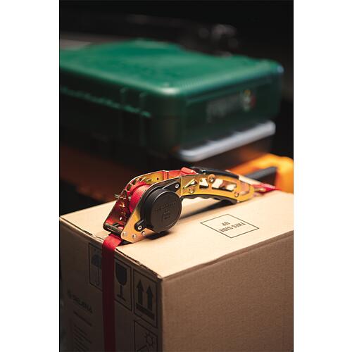Lashing strap with rewind mechanism, one-piece, with carrying handle Anwendung 2