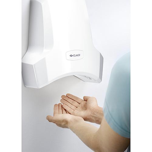 CLAGE hot air hand drier with infrared sensor Anwendung 1